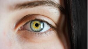 Taza amla ka juice jo aankhon ki roshni aur sehat ko badhata hai