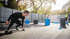 Workout ke dauran pani peete hue vyakti, body hydration ke liye