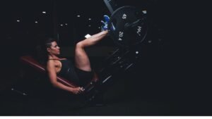 Gym ke baad protein aur carbs yukt khana, muscle recovery aur urja ke liye