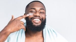 Sleeping mask use karne se night mein skin ko extra glow aur deep nourishment milta hai