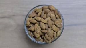 Badam khane se face pe chamak aur skin healthy dikhna – Skin benefits of almonds