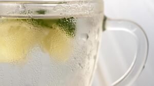 Nimbu pani pine se ho sakta hai kuch nuksan jaise acid reflux ya dant kamzor hona