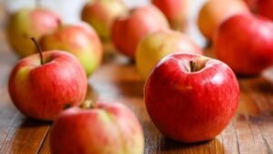 Apple health benefits ki wajah se Indian diet me ek important fruit mana jata hai